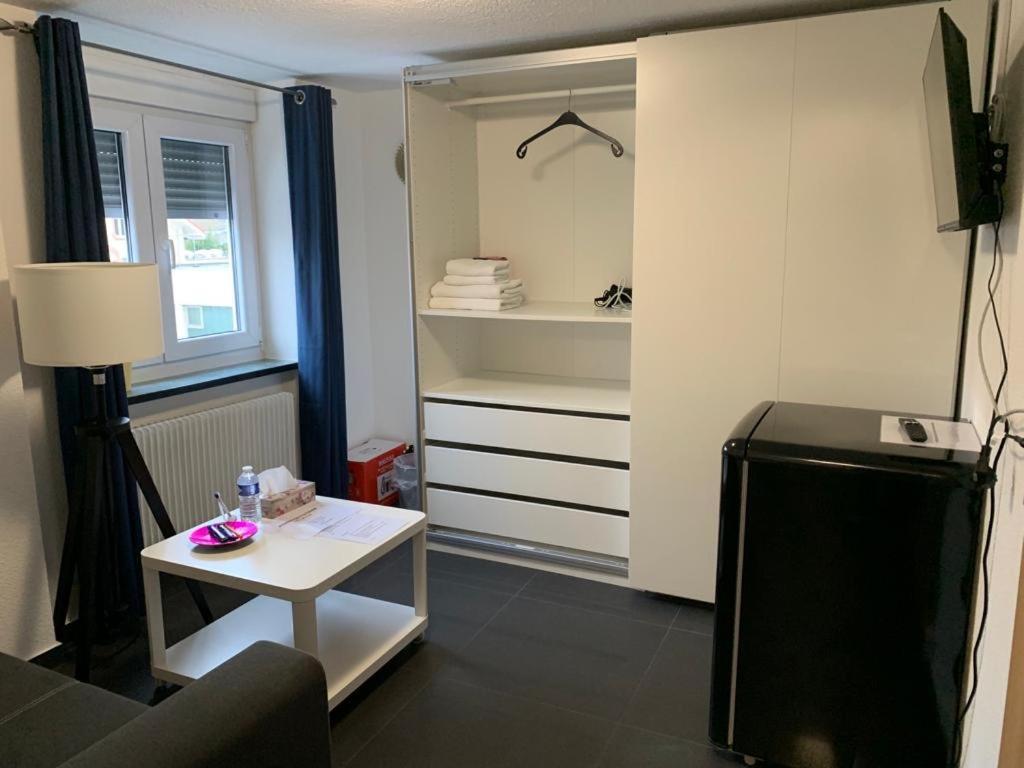 Guenstige Zimmer-Unterkunft Zimmer Mit Gemeinschaftsbad 로라흐 외부 사진